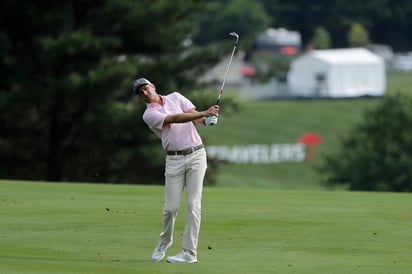 Brendon Todd tuvo un gran día, y ahora tiene ventaja de dos golpes en la cima del torneo. (AP)