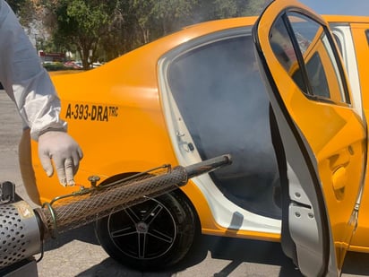 Seguirán aplicando sanitizaciones por nebulización en taxis y camiones del transporte público. (EL SIGLO DE TORREÓN)