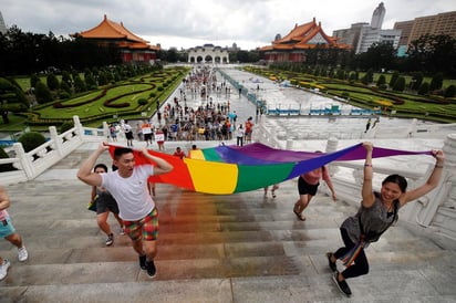 Activistas, miembros y simpatizantes de la comunidad LGBTI realizaron una serie de actos para celebrar el día mundial del orgullo del colectivo en distintas partes del mundo, en medio de una pademia de COVID-19, enfermedad causada por el nuevo coronavirus SARS-CoV-2, que ha contagiado a más de 10 millones de personas. (EFE)