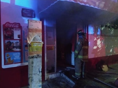 La madrugada de este domingo se registró un incendio en el interior de un local comercial del fraccionamiento Santa Teresa de la ciudad de Gómez Palacio. (EL SIGLO DE TORREÓN)