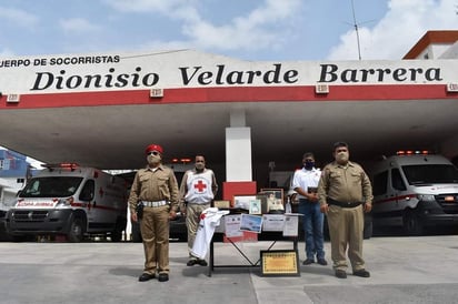 Rescatistas y exrescatistas realizaron en el área de Socorros de la benemérita Cruz Roja Mexicana Delegación Monclova un homenaje luctuoso al comandante Graciano Ibarra, y le brindaron una guardia de honor a sus cenizas; el finado jefe de socorristas murió víctima de Coronavirus. (ARCHIVO)