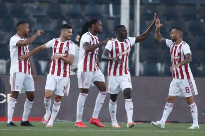 Tres temporadas después y con una superioridad evidente, el Olympiacos recuperó el trono de la Superliga de Grecia al proclamarse campeón con seis jornadas de antelación, tras batir a domicilio al AEK Atenas (1-2). (ARCHIVO)