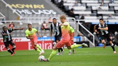 Kevin De Bruyne marcó de penal el primer tanto, en el triunfo del Manchester City 2-0 sobre Newcastle. (AP)