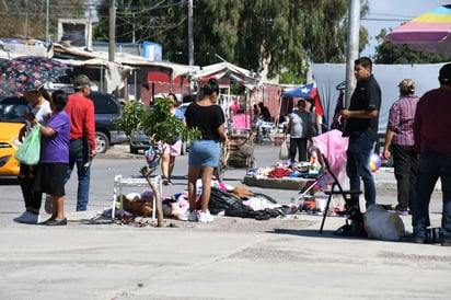 La ciudadanía que acudió ayer al tianguis no acató las medidas sanitarias para evitar el COVID-19.