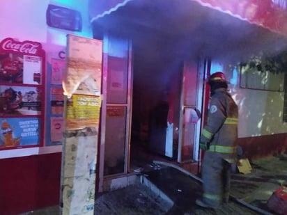 Los elementos del departamento de Bomberos y Protección Civil acudieron al negocio para sofocar el fuego, que estaba por todo el lugar.