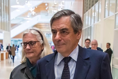 Fillon, de 66 años, fue sentenciado a cinco años de prisión, tres de los cuales fueron suspendidos, y le fue impuesta una multa de 375,000 euros (más de 423,000 dólares).  (ARCHIVO)