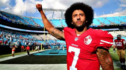 El exjugador de la NFL Colin Kaepernick unirá fuerzas con la cineasta Ava DuVernay para una serie de Netflix sobre los orígenes de su activismo contra la injusticia racial durante su adolescencia. (ESPECIAL) 