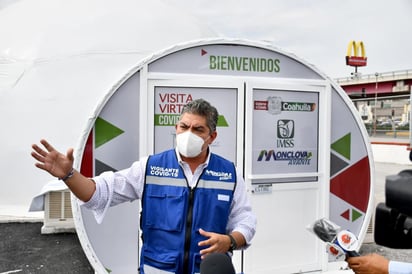 El alcalde de Monclova Jesús Alfredo Paredes López visitó el Hospital Móvil II y constató los avances que lleva este nosocomio, que estará dispuesto para la realización de tomas de muestra para exámenes de Coronavirus, y para que familiares puedan realizar videoconferencias a pacientes internados en la torre COVID. (EL SIGLO COAHUILA)