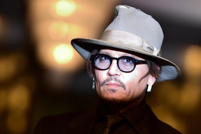 Un juez de una corte superior de Gran Bretaña concluyó el lunes que el actor Johnny Depp violó una orden de la corte al no revelar evidencias relacionadas con su uso de drogas a los abogados del tabloide británico The Sun, al que demandó por difamación. (ARCHIVO) 