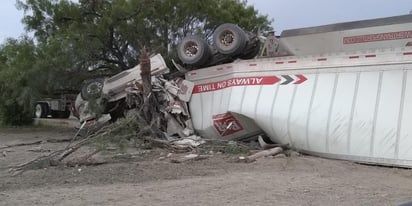 El conductor de un tráiler perdió la vida, luego que la unidad que conducía se volcó cuando transitaba por la carretera federal número 2, en su tramo Piedras Negras – Nuevo Lerdo, a unos kilómetros del entronque con el municipio de Guerrero. Tanto el tractocamión como la caja, quedaron con las llantas hacia arriba. (RENÉ ARELLANO)