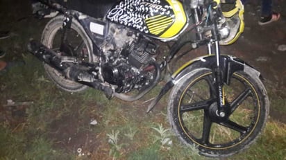 Los jóvenes viajaban en una motocicleta de la marca Italika de color negro con amarillo.