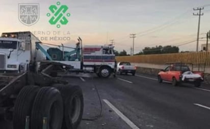 En redes sociales, la cuenta de Caminos y Puentes Federales de Ingresos y Servicios Conexos señaló que debido al percance se realizó la reducción de carriles en ambos sentidos por atención a incidente.
(ESPECIAL)