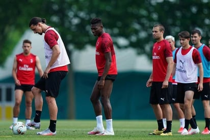 Ibrahimovic, exjugador de Malmoe, Ajax, Juventus, Inter, Barcelona, París Saint Germain, Manchester United y Los Ángeles Galaxy, se lesionó el 25 de mayo en el sóleo durante un entrenamiento. (ARCHIVO)