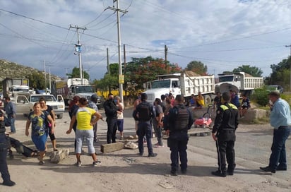 Alrededor de 50 personas salieron de sus hogares para bloquear el libre tránsito de vehículos particulares, camiones de carga, entre otras unidades y llamar la atención de las autoridades para que los atiendan.
(EL SIGLO DE TORREÓN)