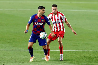 El Atlético de Madrid empató en el Camp Nou (2-2) y dejó tocado al Barcelona, que sumó su segundo empate consecutivo y podría acabar la jornada a cuatro puntos del liderato, si este jueves el Real Madrid suma los tres puntos contra el Getafe. (ARCHIVO)