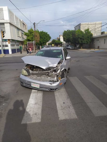 El automóvil Ford Focus fue el que se llevó la peor parte luego del fuerte impacto.