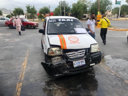 El Dodge Atos, de color blanco, resultó dañado del frente.