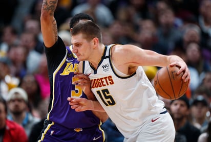 Nikola Jokic (d) habría dado positivo a COVID-19 cuando estaba en Serbia; los Nuggets cerraron su centro de entrenamiento por tres casos positivos en los últimos días. (ARCHIVO)