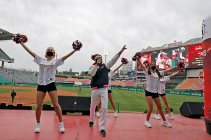 Porristas del SK Wyverns en un encuentro ante el Hanwha Eagles en Incheon, Corea del Sur, a inicios de mayo. (AP)