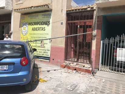 El vehículo Chevrolet Matiz se encontraba estacionado en batería a las afueras de una institución educativa.