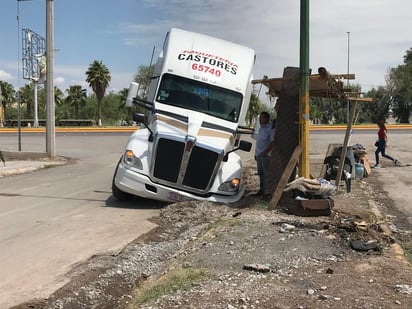 Se trata de un tractocamión de la marca Kenworth, color blanco con franjas negras y cafés, propiedad de la empresa “Transportes Castores”, el cual portaba placas de circulación del Servicio Público Federal.
(EL SIGLO DE TORREÓN)