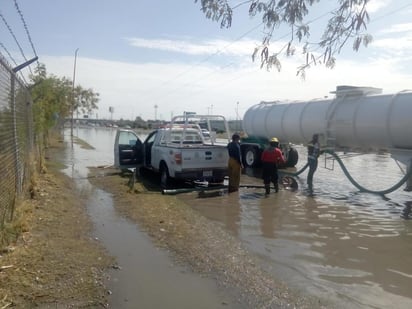 El director de Protección Civil, José Miguel Martínez Mejía, comentó que con la lluvia de 10 mm (10 litros de agua por metro cuadrado), que se registró la noche del martes, el acumulado de los 6 meses del año, son 40 mm, de ahí que es una cifra muy baja a la cifra anual histórica en la laguna que es de 230 mm de lluvia al año.
(EL SIGLO DE TORREÓN)