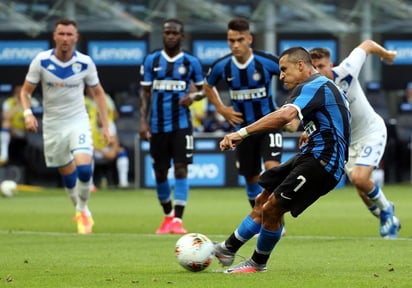 El chileno Alexis Sánchez marcó un penalti y dio dos asistencias este miércoles en el contundente triunfo 6-0 del Inter de Milán en el estadio San Siro milanés contra el Brescia, lo que permitió a su club colocarse tercero, a cuatro puntos del Lazio, segundo, y a ocho del líder Juventus. (ARCHIVO)