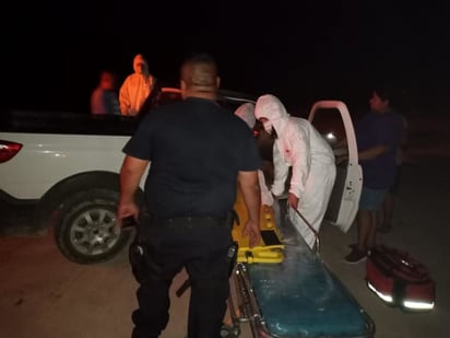 Socorristas y patrulleros auxiliaron a la jovencita en la carretera.