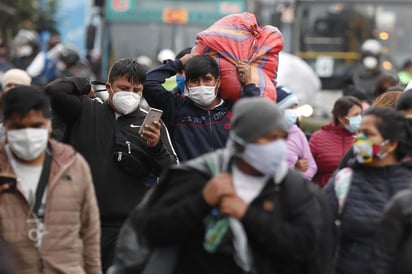 Perú, el sexto país del mundo y el segundo de Latinoamérica con más casos de COVID-19 al acumular 288,477 contagios, registra más de 34,000 muertes inusuales desde la llegada de la pandemia a su territorio, de las que cerca de 10,000 tuvieron al coronavirus como causa confirmada del deceso. (ARCHIVO) 