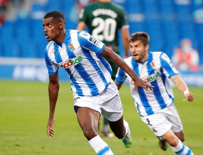 La Real Sociedad jugó con fuego en su partido ante un colista Espanyol que le puso contra las cuerdas durante muchos minutos y que se adelantó en el marcador para sucumbir, en una remontada firmada por William José y Alex Isak, y permitir el primer triunfo tras el parón de los guipuzcoanos. (ARCHIVO)