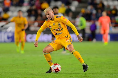 El uruguayo Nicolás López, atacante de los Tigres de la UANL del fútbol mexicano, sufrió una contusión en el tobillo izquierdo que le impedirá jugar la Copa por México, certamen amistoso previo al arranque del Apertura 2020. (ARCHIVO)