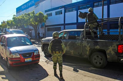 Tras 20 días de trabajo, la Fiscalía de Jalisco localizó 86 bolsas con restos humanos en un predio situado en la calle Pedro Moreno sin número, en la colonia Santa Anita, en San Pedro Tlaquepaque; las bolsas serán revisadas en el Instituto Jalisciense de Ciencias Forenses. (ARCHIVO)