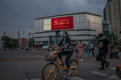 Unos 350,000 hongkoneses tienen un pasaporte BNO y otros 2.6 millones de personas podrán vivir en Reino Unido. (EFE) 