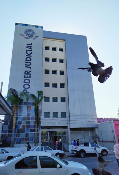 El Palacio de Justicia se ubica frente a la plaza principal del municipio de Gómez Palacio.