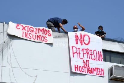 'Exigimos insumos', 'Respeto a la autonomía sindical', 'Fuera director, fuera doctora Díaz, fuera jefa de Recursos Humanos', 'Exigimos equipo de protección para laboral' y 'No represión ni hostigamiento'.
(FERNANDO COMPEÁN)