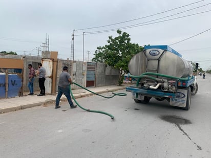 Activistas entregan agua potable a familias necesitadas en la colonia Zaragoza Sur de Torreón.