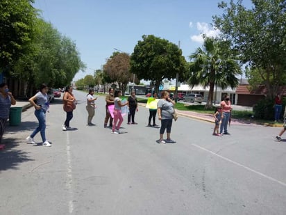 Las mujeres que bloquearon el bulevar luego se trasladaron al Tribunal de Justicia Municipal.