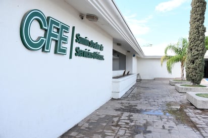 CFE reconoció que sus actividades la exponen principalmente a riesgos financieros de cambios en los tipos de cambio y en tasas de interés. (ARCHIVO)