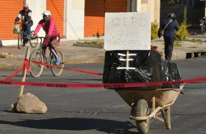 Los familiares del occiso dijeron a medios locales bolivianos, que les es imposible mantener el cuerpo por más días en su hogar por miedo a un posible contagio por COVID-19 (ESPECIAL) 