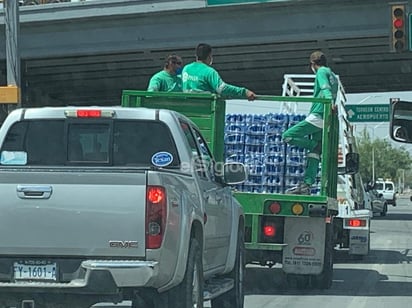 La unidad circulaba alrededor de las 11:40 horas en el cruce de la carretera antigua a San Pedro y Periférico de Torreón, bajo el puente llamado El Campesino. (EL SIGLO DE TORREÓN)