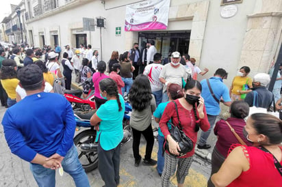 Pese a que se determinó que este fin de semana todos los comercios no esenciales del Centro Histórico tendrían que permanecer cerrados, luego de que se desbordó la afluencia tras la reapertura, la jefa de gobierno, Claudia Sheinbaum Pardo, comentó que hubo algunos establecimientos que no siguieron esta medida y se les tuvo que orientar a cerrar. (ARCHIVO)