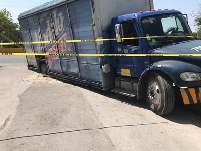 Uno de los vehículos afectados pertenece a una empresa cervecera. (EL SIGLO DE TORREÓN)