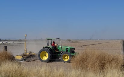 Llegó el ciclo agrícola otoño-invierno 2020 y los productores deben iniciar con los trabajos de preparación de la tierra para la siembra. (EL SIGLO DE TORREÓN) 
