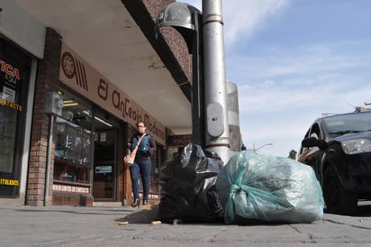  En el Centro de Torreón se generan 4 mil 956 toneladas de basura al año, sin embargo, poco más de la mitad es generada por la actividad comercial, mientras que el resto es de la población flotante, que no reside aquí pero contribuyen a ensuciar este sector. (ARCHIVO)