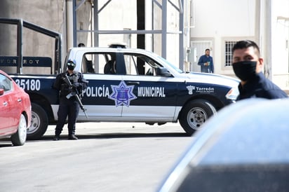 Agentes de la Dirección de Seguridad Pública Municipal (DSPM) acudieron al lugar del atraco. (EL SIGLO DE TORREÓN)