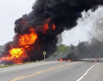 El camión cisterna cargado de gasolina se volcó en la carretera entre las ciudades colombianas de Barranquilla y Santa Marta. (TWITTER)