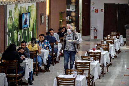 Ayer lunes reabrieron los bares, restaurantes y centros de estética de Sao Paulo, Brasil. (EFE) 