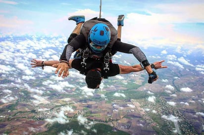 PRECAUCIONES. El aventurero cae perfectamente enganchado a su instructor. EMOCIONES. Para Castañeda, las sensaciones durante la caida son indescriptible.
