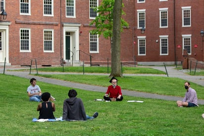 Demandaron el miércoles al gobierno de Donald Trump por su decisión de impedir el ingreso a estudiantes internacionales que tengan que tomar clases por internet. (ARCHIVO)