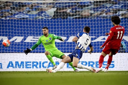 Mohamed Salah (d) marcó dos tantos en la victoria del Liverpool 3-1 sobre Brighton; los 'Reds' están a 9 puntos de batir el récord del City. (EFE)